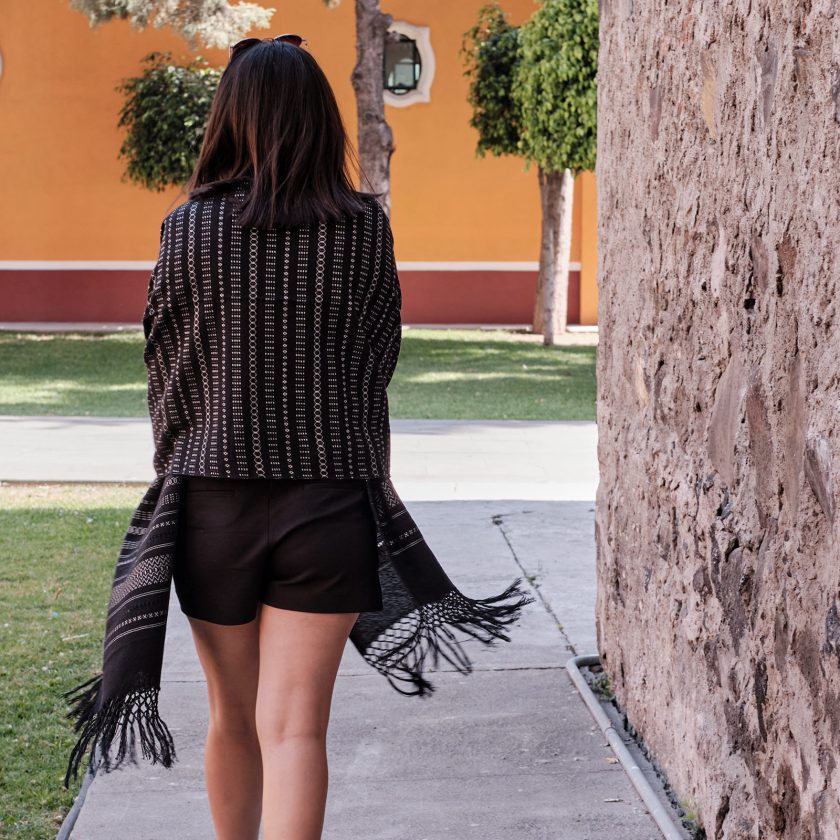 Rebozo-artesanal-tejido-en-telar-de-pedal-por-artesanos-de-Oaxaca-México